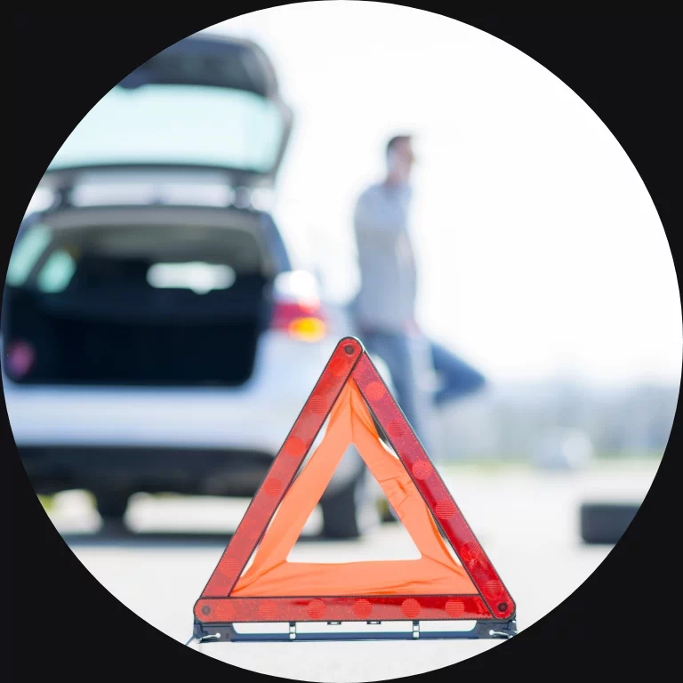 trójkąt ostrzegawczy ustawiony na drodze